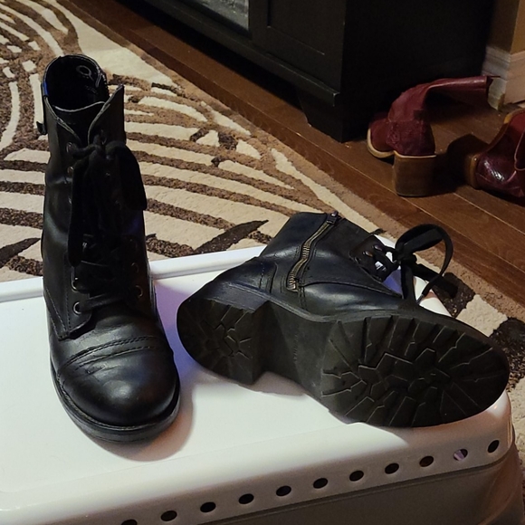 Denver Hayes Ankle Boots - Picture 2 of 6